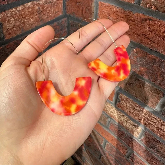 Maryn Resin Crescent Hoop Earrings in Chili Pepper - Picture 5 of 6
